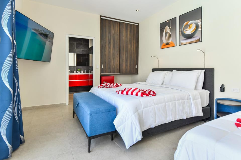 Communal lounge/ TV room, Bed, TV and multimedia, Photo of the whole room, Bedroom, Pool view, air conditioner