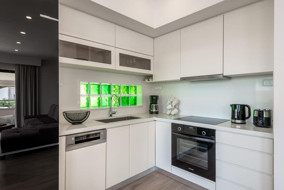 Kitchen or kitchenette, dishwasher, oven