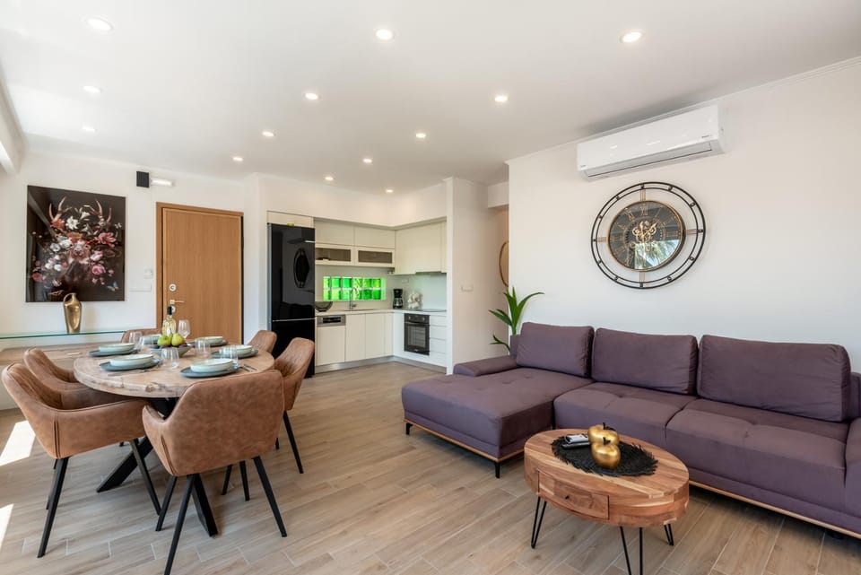 Living room, Seating area, Dining area, air conditioner