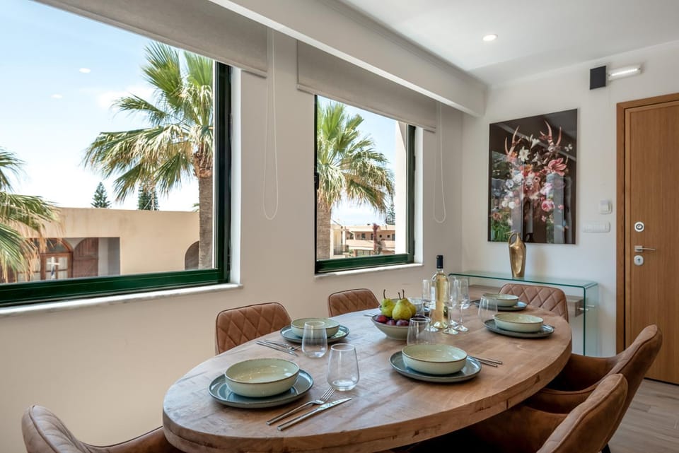 Food and drinks, Seating area, Dining area
