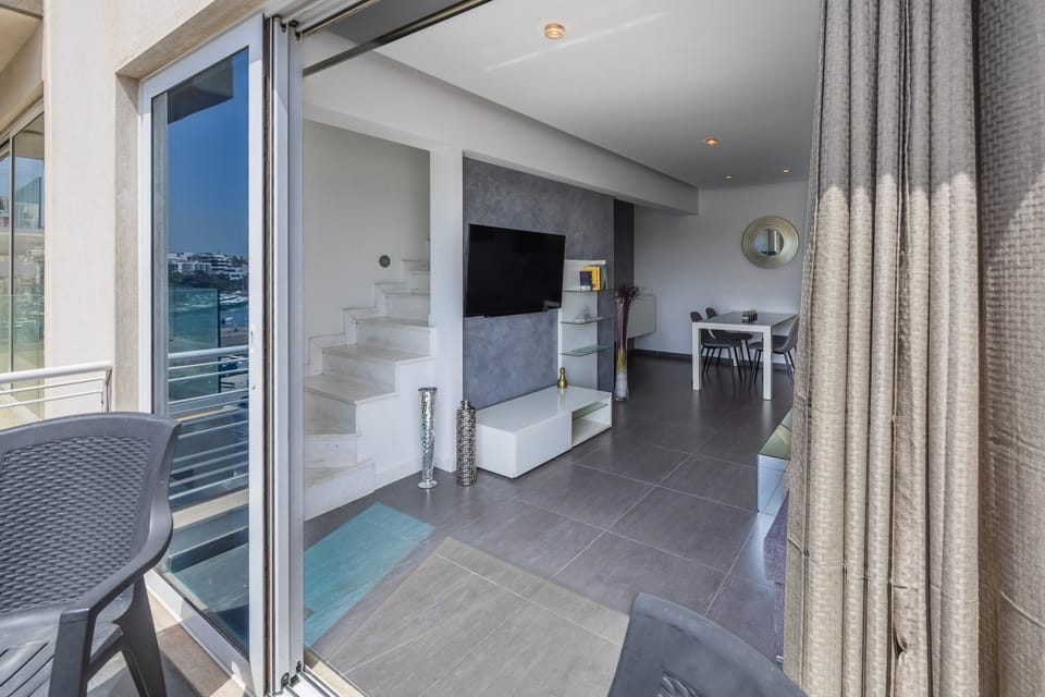 NEW Duplex penthouse w breathtaking views by SF HOMES Apartment in Malta