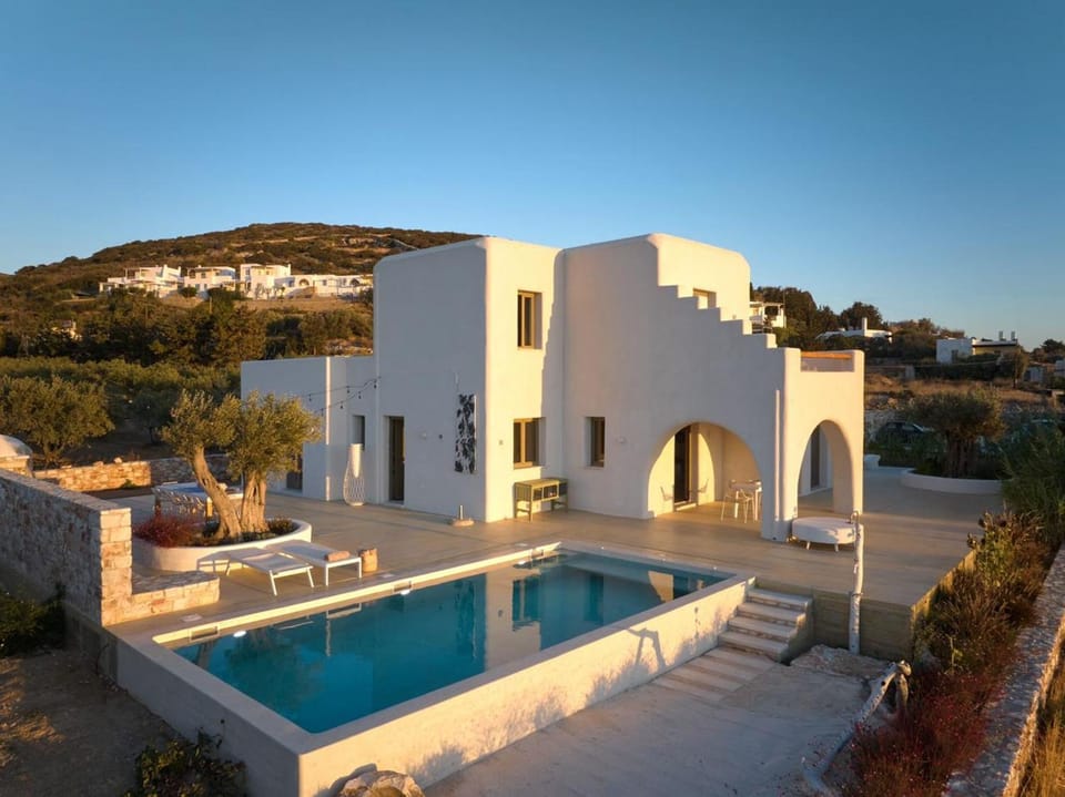 Property building, Patio, Day, Natural landscape, Mountain view, Pool view, Swimming pool, sunbed