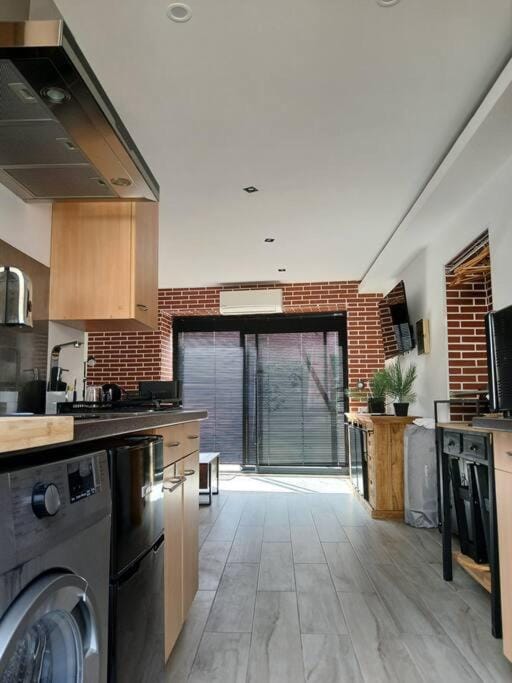 Kitchen or kitchenette, stove, washing machine