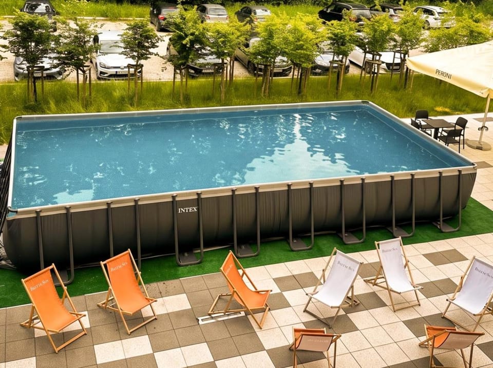 Day, Swimming pool