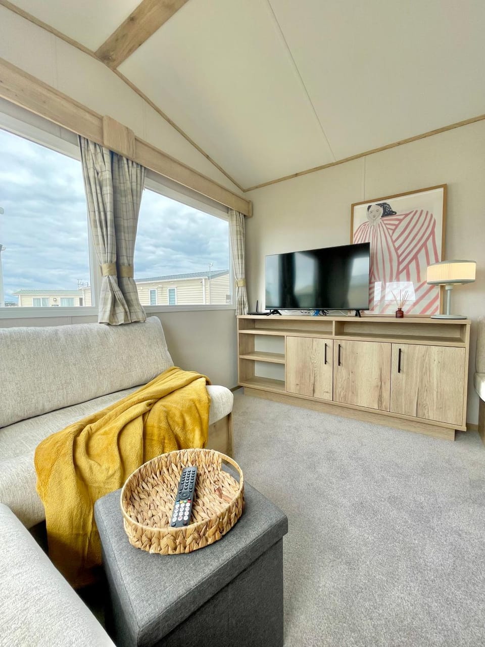 Communal lounge/ TV room, TV and multimedia, Living room, Seating area, Evening entertainment