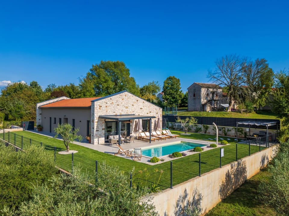 Property building, Natural landscape, Garden