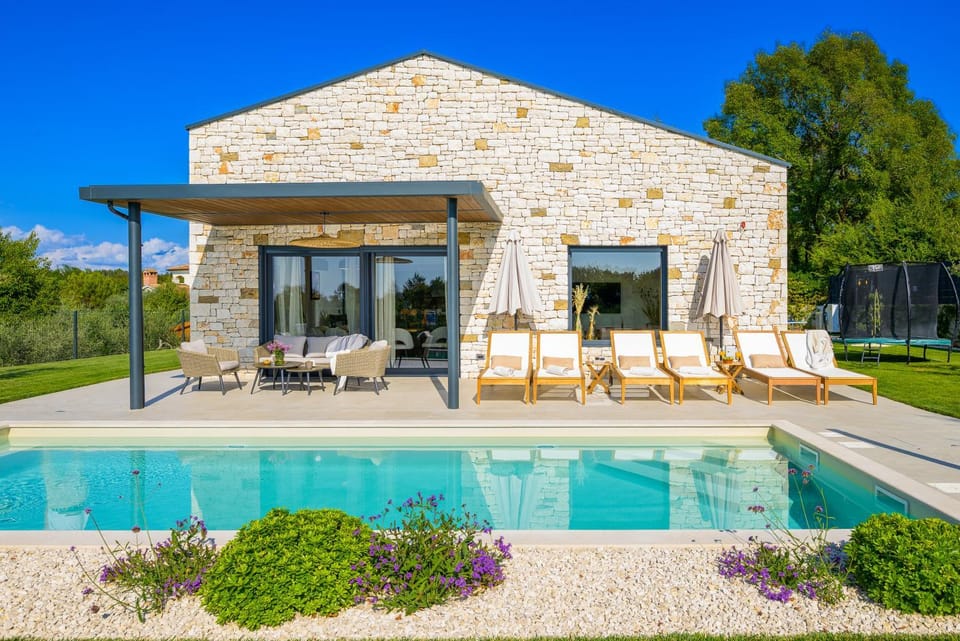 Property building, Day, Swimming pool, sunbed