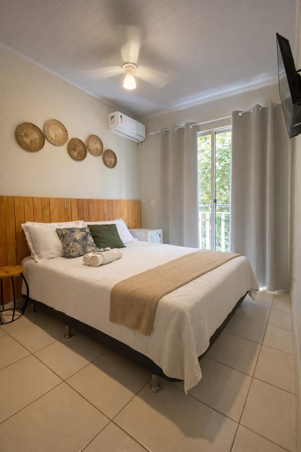 Bed, TV and multimedia, Bedroom, fireplace, air conditioner