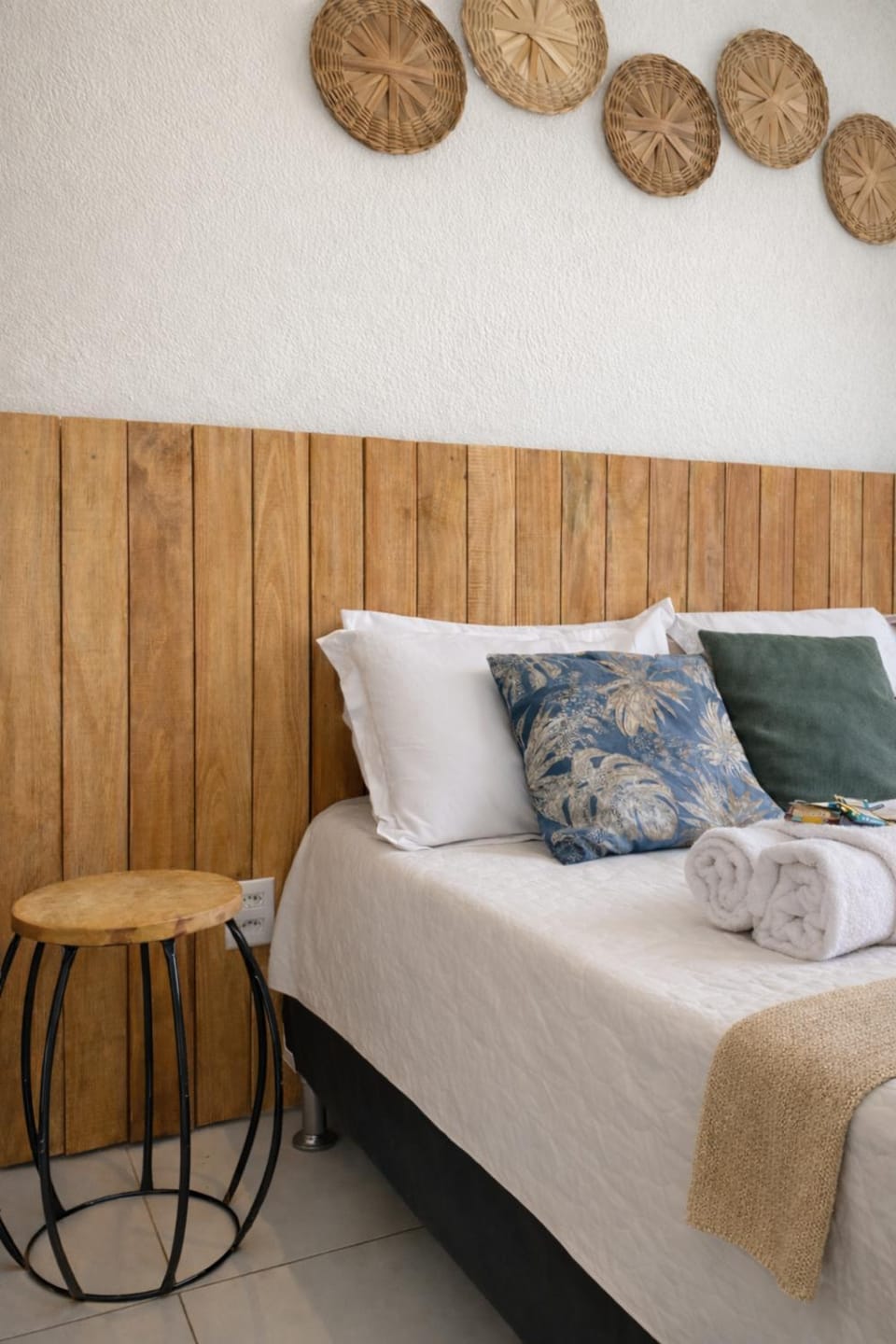 Bed, Living room, Photo of the whole room, Seating area, Bedroom, towels