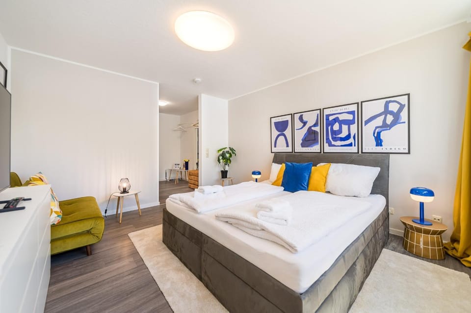 Seating area, Bedroom, towels