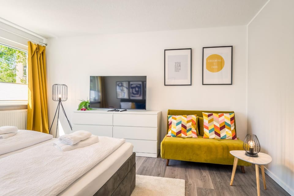 TV and multimedia, Seating area, Bedroom, storage, towels