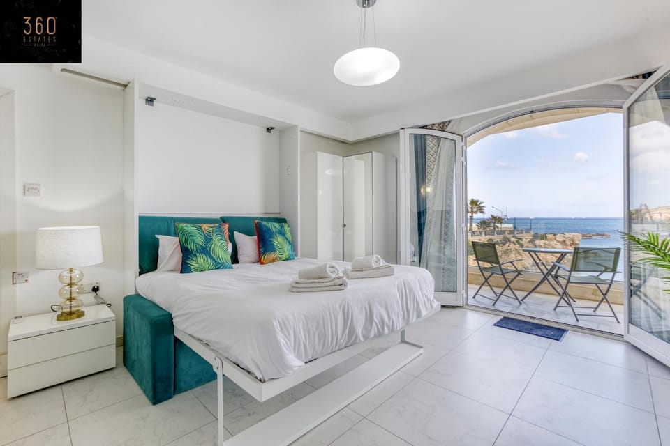 Bed, Natural landscape, View (from property/room), Balcony/Terrace, Photo of the whole room, Bedroom, towels