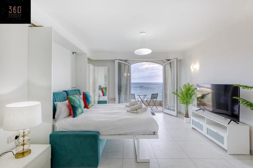 Communal lounge/ TV room, Natural landscape, TV and multimedia, Living room, Photo of the whole room, Seating area, Evening entertainment, Bedroom