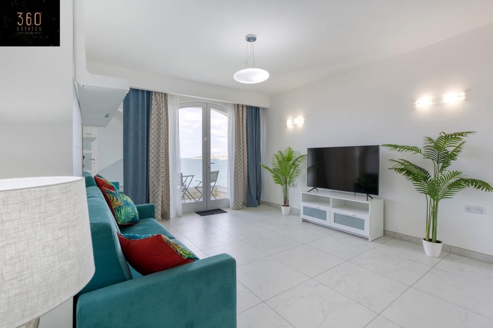 Communal lounge/ TV room, Bed, TV and multimedia, Living room, Photo of the whole room, Seating area, Evening entertainment, Bedroom