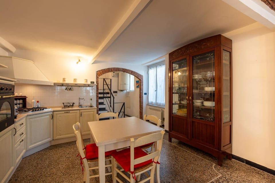 Kitchen or kitchenette, Dining area, dishwasher, oven, pet friendly, stove