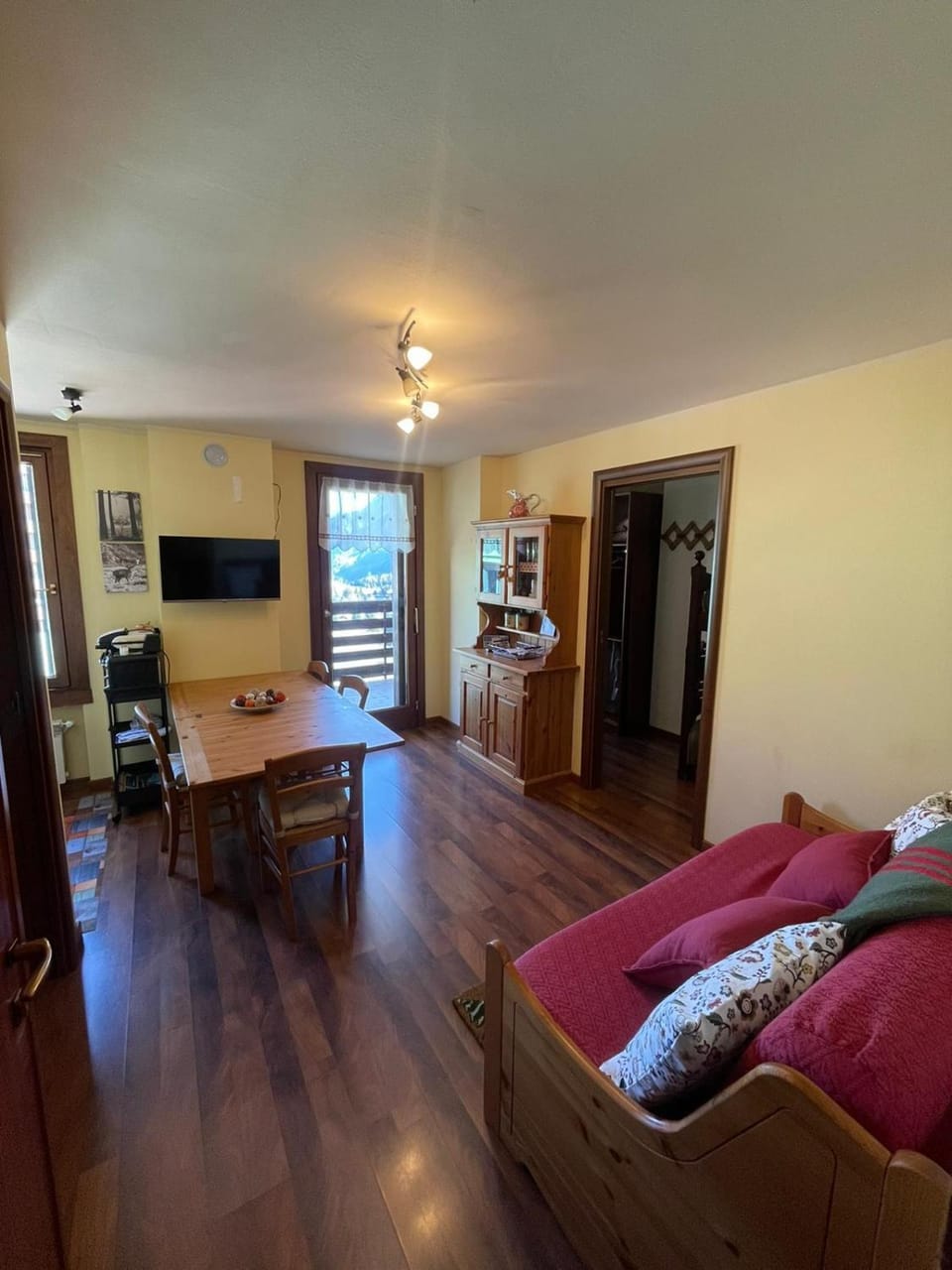 TV and multimedia, Kitchen or kitchenette, Living room, Photo of the whole room, Seating area, Dining area