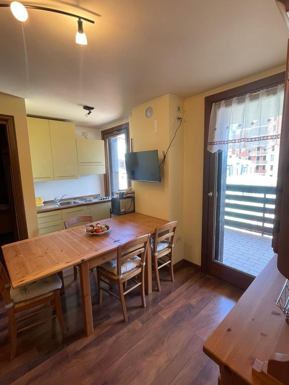 TV and multimedia, Kitchen or kitchenette, Living room, Seating area, Dining area