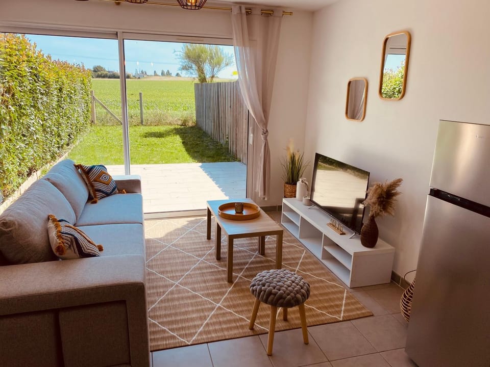 TV and multimedia, Living room, Garden view