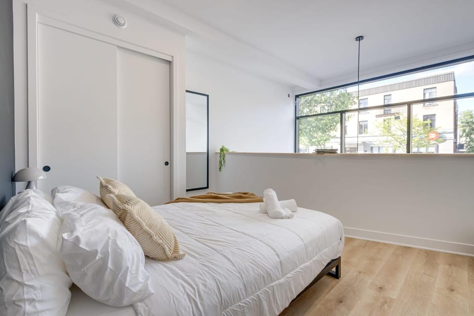 Le Mile End by M11 - 2 BDR Loft with Sofa Bed Apartment in Laval