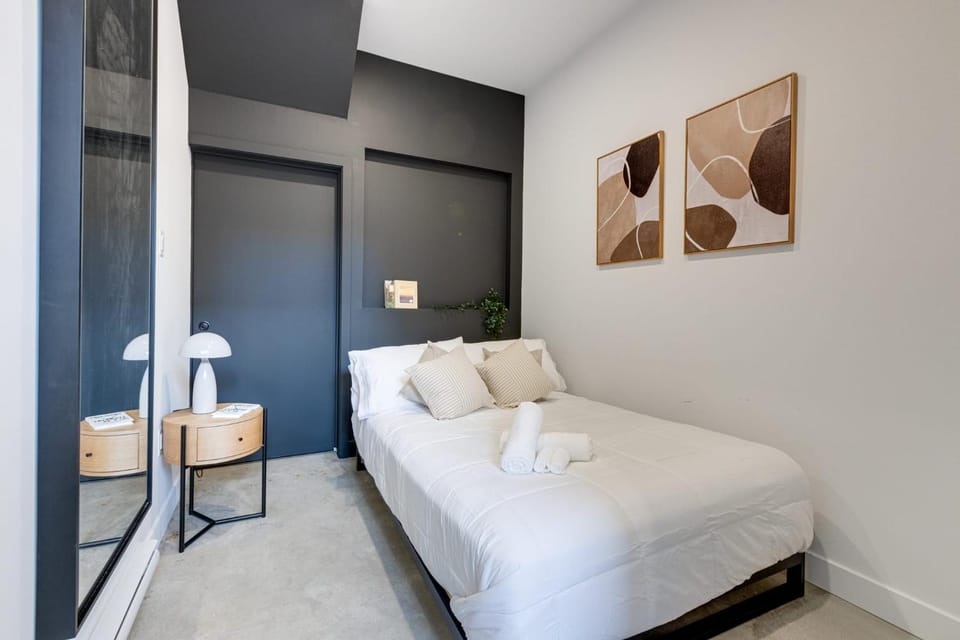 Le Mile End by M11 - 2 BDR Loft with Sofa Bed Apartment in Laval