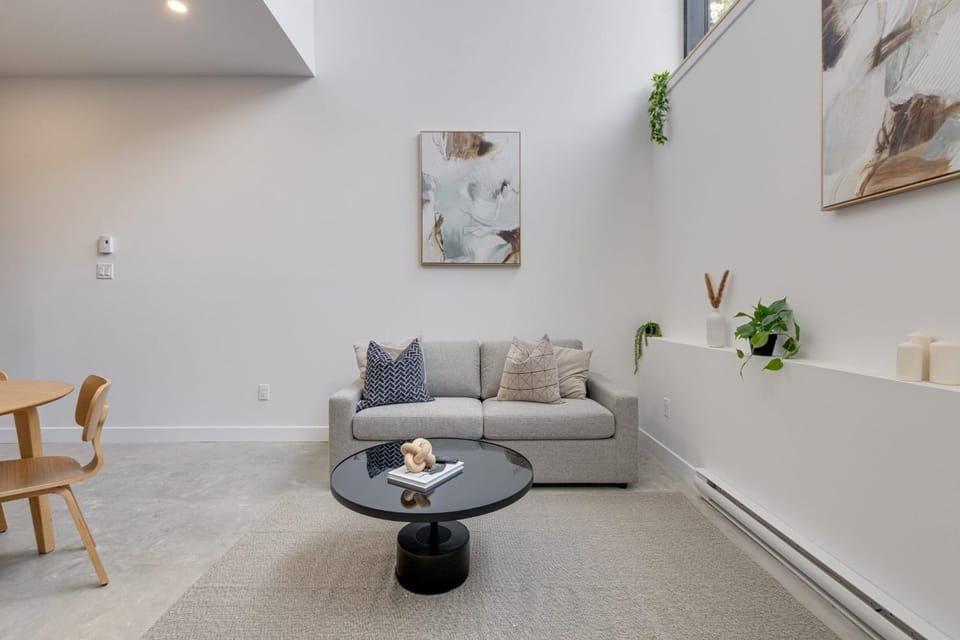 Le Mile End by M11 - 2 BDR Loft with Sofa Bed Apartment in Laval
