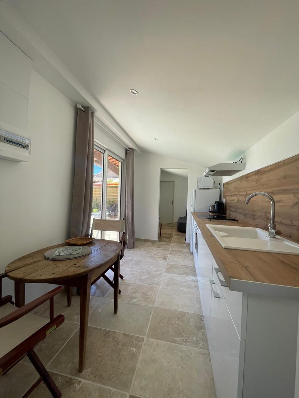 Kitchen or kitchenette, Dining area