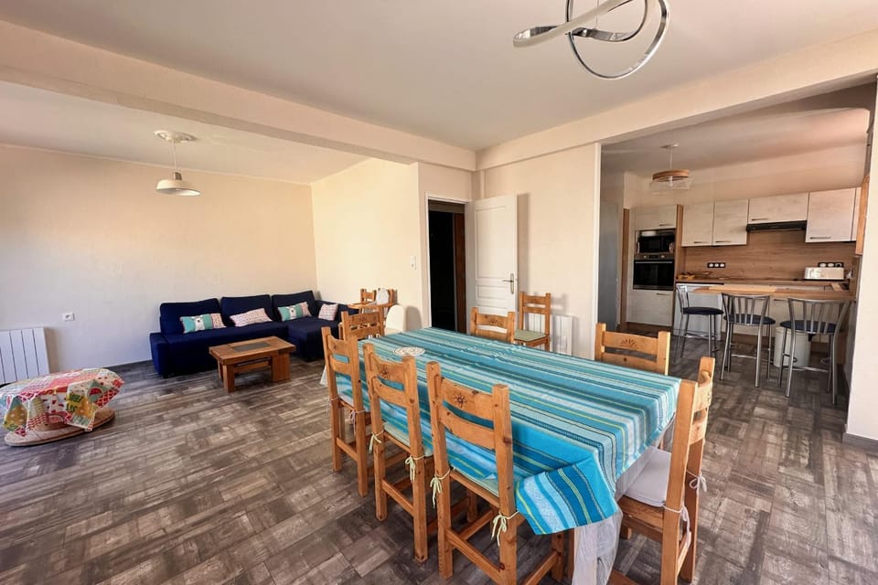 Kitchen or kitchenette, Living room, Seating area, Dining area, stove