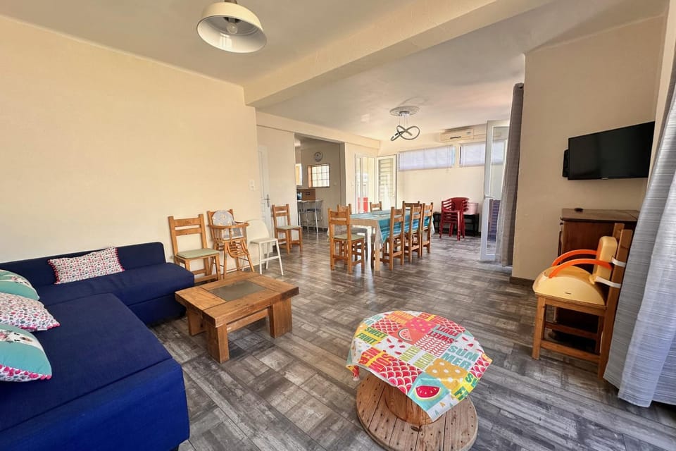 TV and multimedia, Living room, Seating area, Dining area