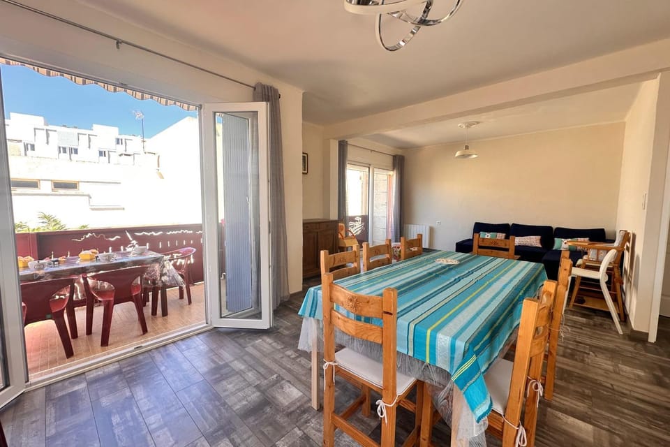 Patio, Balcony/Terrace, Living room, Seating area, Dining area