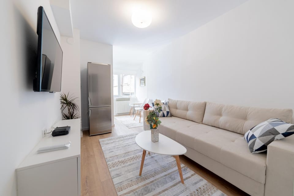 TV and multimedia, Living room, Seating area, Evening entertainment