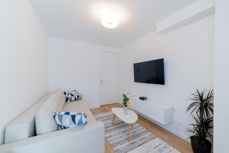 Bed, TV and multimedia, Living room, Photo of the whole room, Seating area