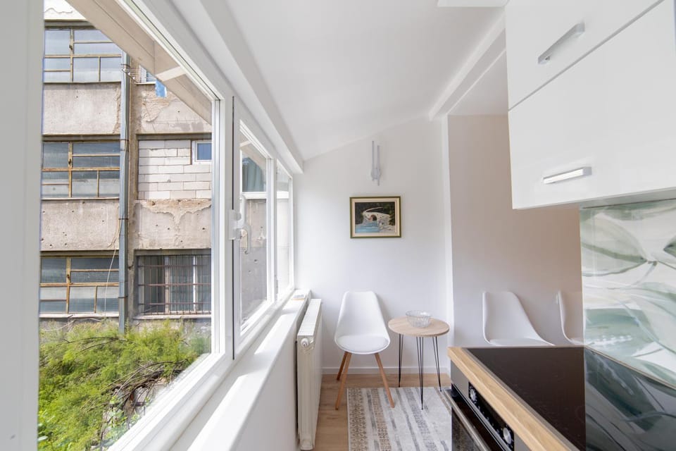 Kitchen or kitchenette, Seating area, Dining area
