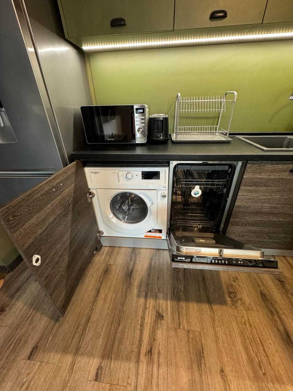 Kitchen or kitchenette, washing machine, dryer