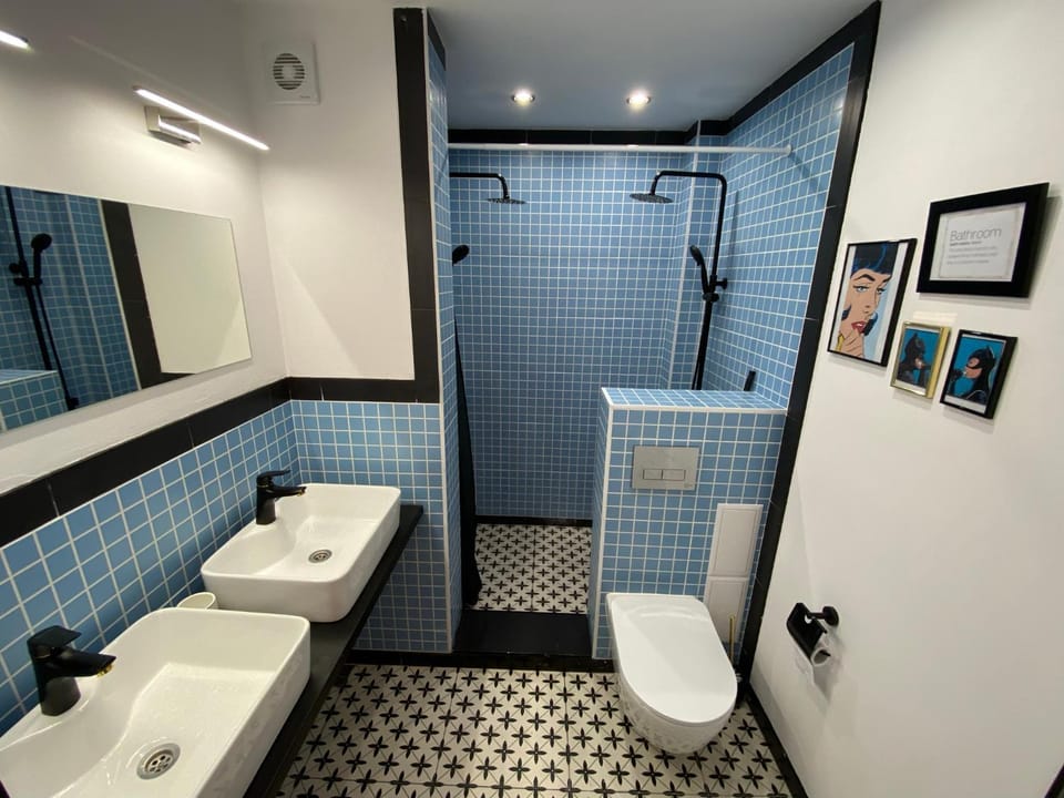 Shower, Toilet, Bathroom, towels