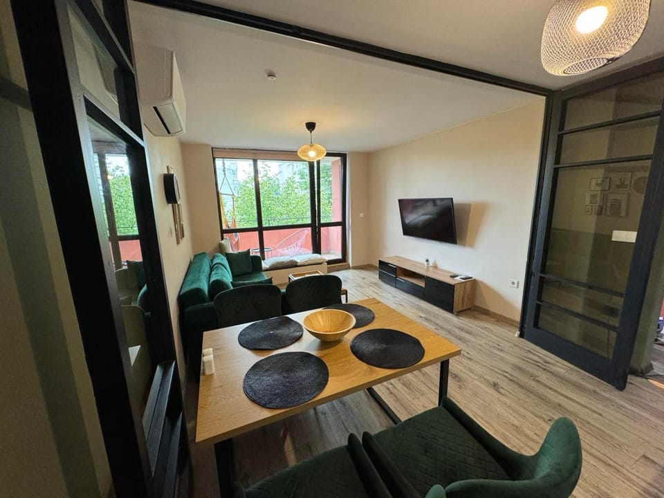 Communal lounge/ TV room, TV and multimedia, Photo of the whole room, Seating area, Dining area, Evening entertainment