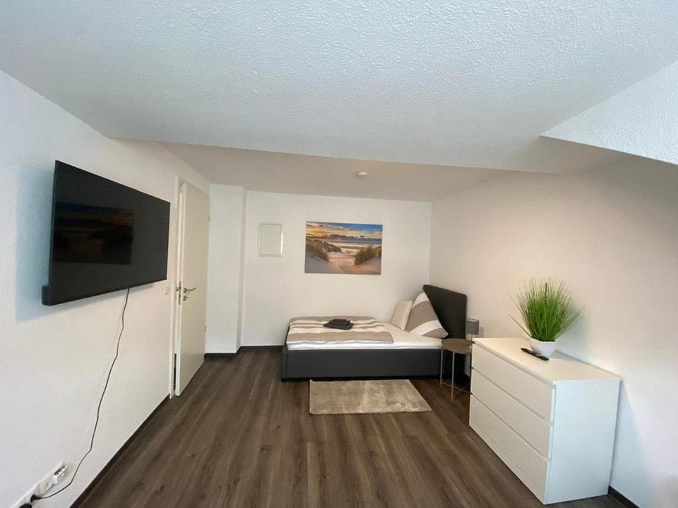 Communal lounge/ TV room, Bed, TV and multimedia, Living room, Photo of the whole room, Seating area, Evening entertainment, Bedroom