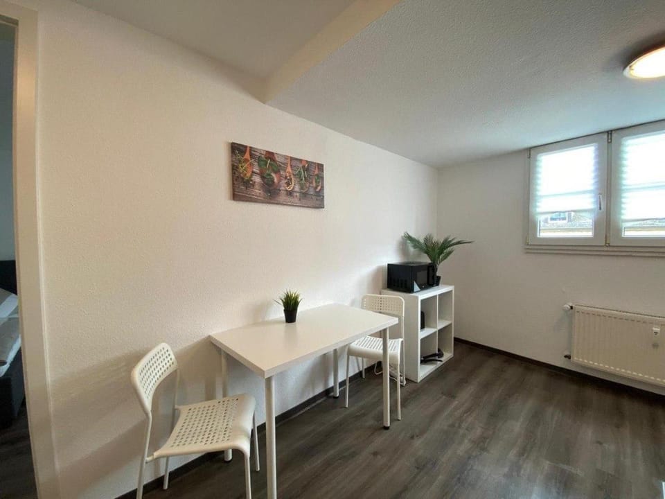 Living room, Seating area, Dining area, internet