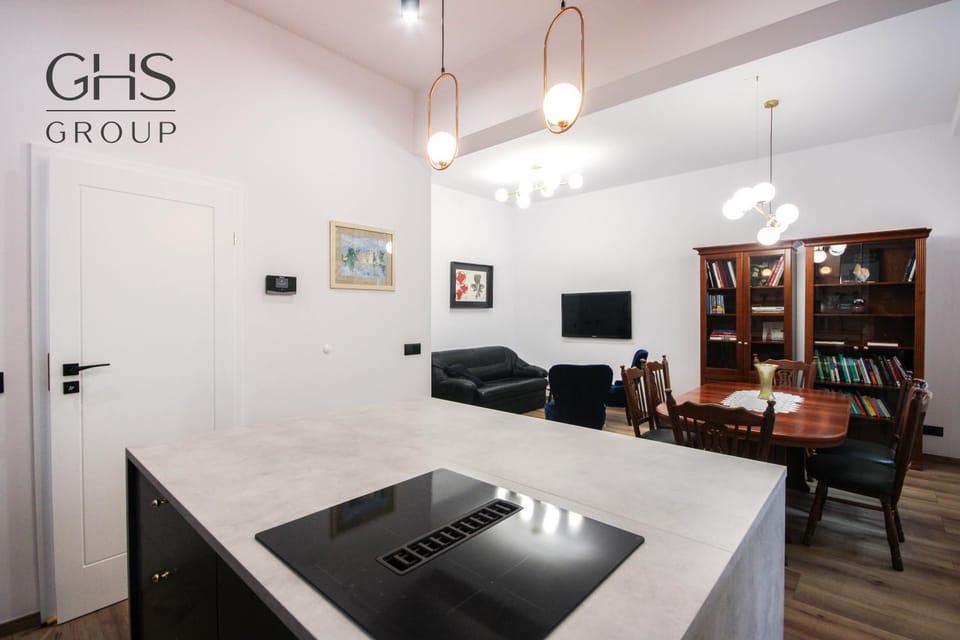 Communal lounge/ TV room, Library, TV and multimedia, Living room, Seating area, Evening entertainment
