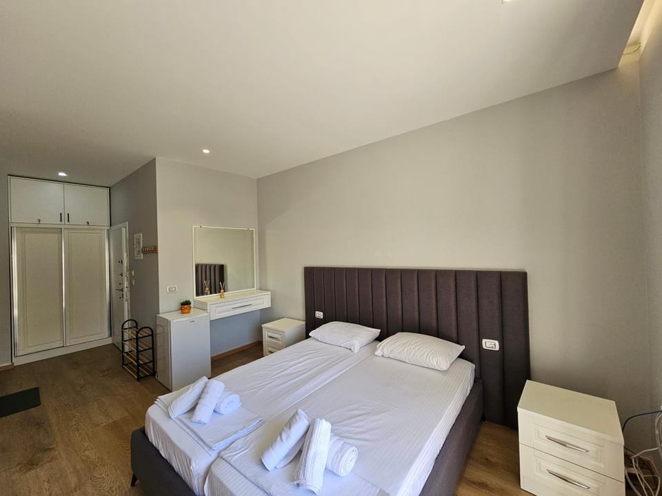 Bed, Bedroom, towels
