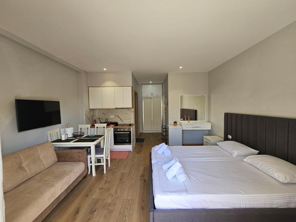 Bed, TV and multimedia, Kitchen or kitchenette, Living room, Photo of the whole room, Seating area, Dining area, Bedroom