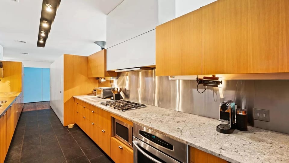 Coffee/tea facilities, Kitchen or kitchenette, dishwasher, microwave, oven, stove, toaster