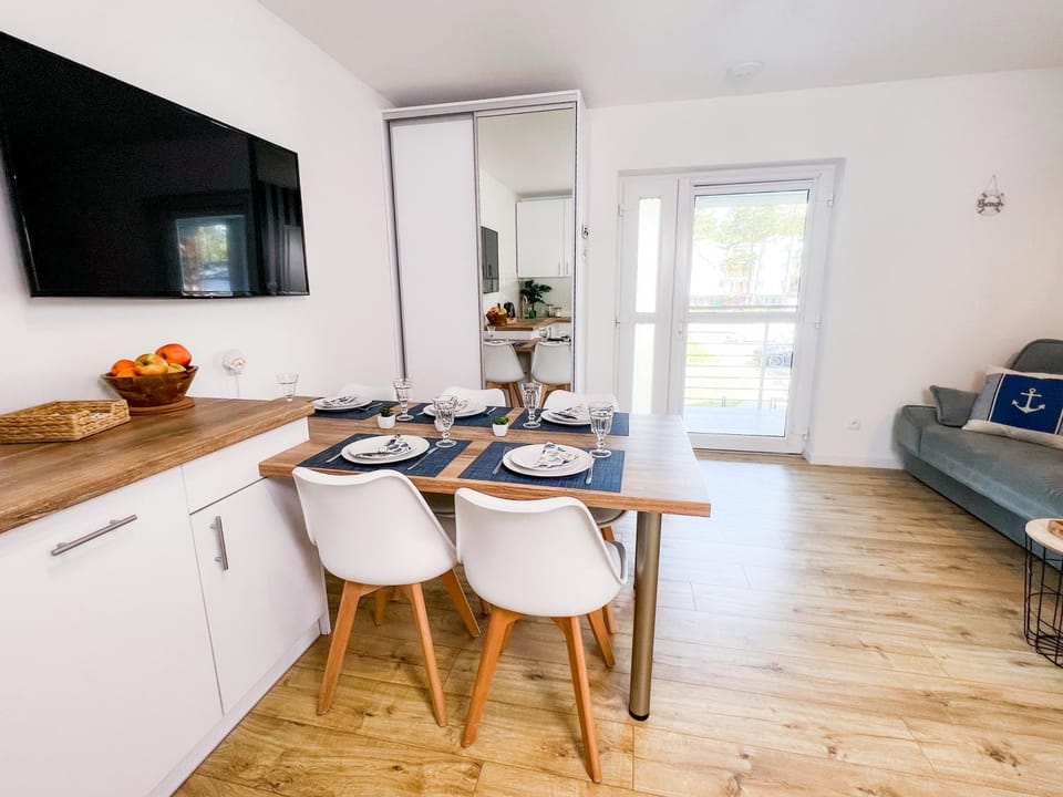 TV and multimedia, Kitchen or kitchenette, Living room, Seating area, Dining area