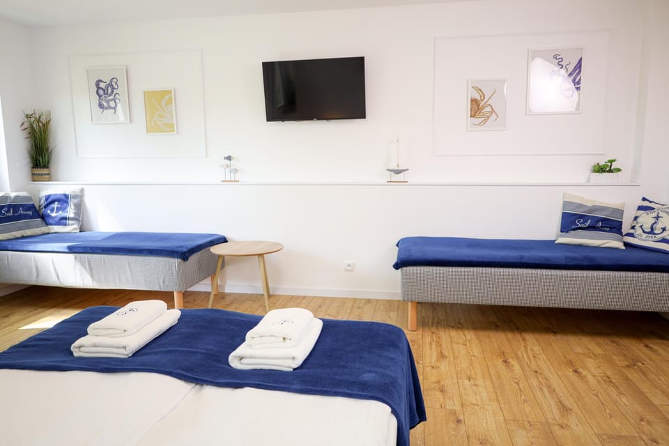 Bed, TV and multimedia, Photo of the whole room, Bedroom