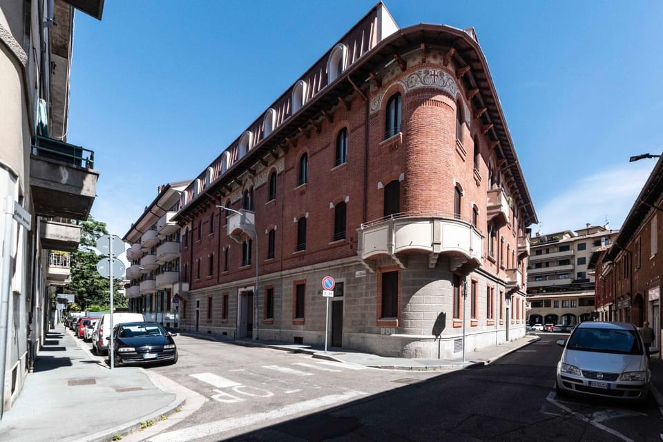 Property building, Day, Neighbourhood, City view, Street view, Location, Parking