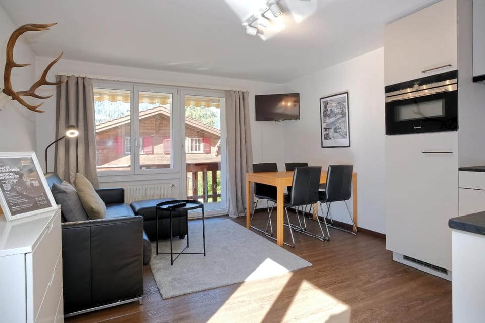 TV and multimedia, Kitchen or kitchenette, Living room, Seating area, Dining area