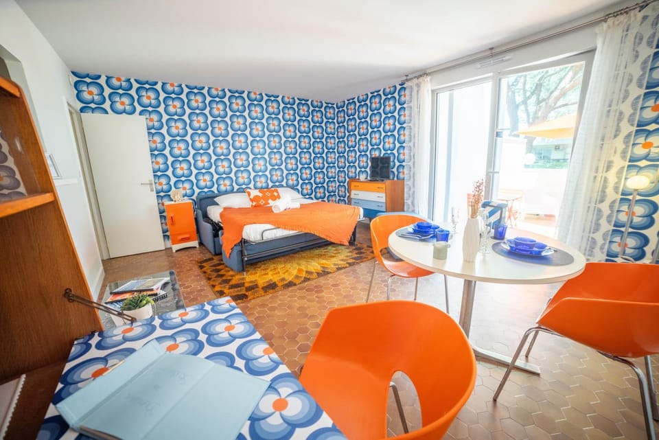 Bed, Living room, Photo of the whole room, Seating area, Bedroom