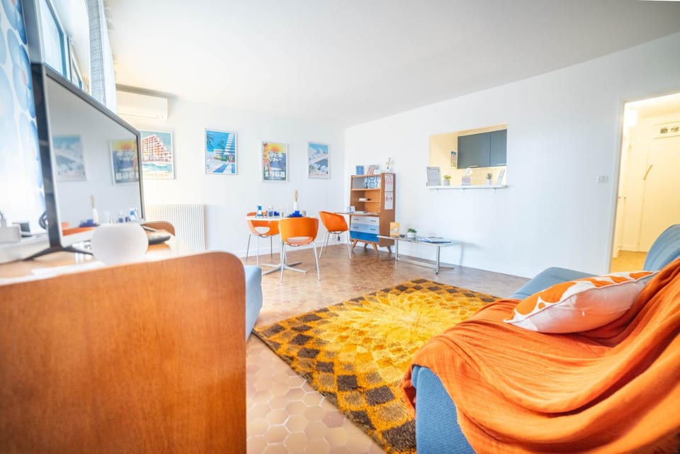Communal lounge/ TV room, TV and multimedia, Living room, Seating area, Dining area