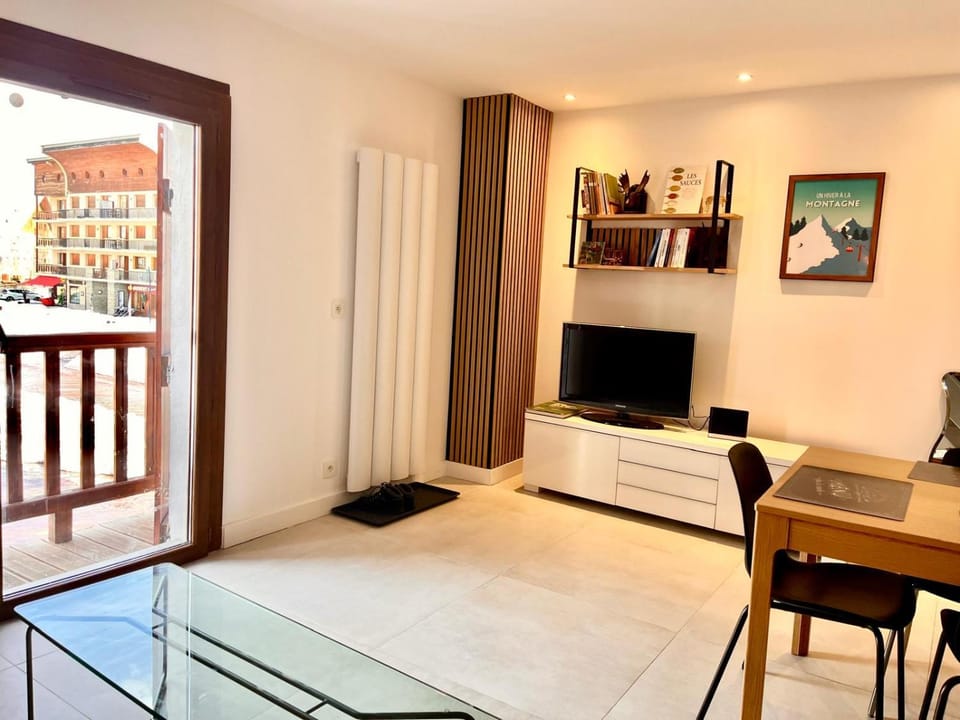 TV and multimedia, Living room, Seating area, Evening entertainment