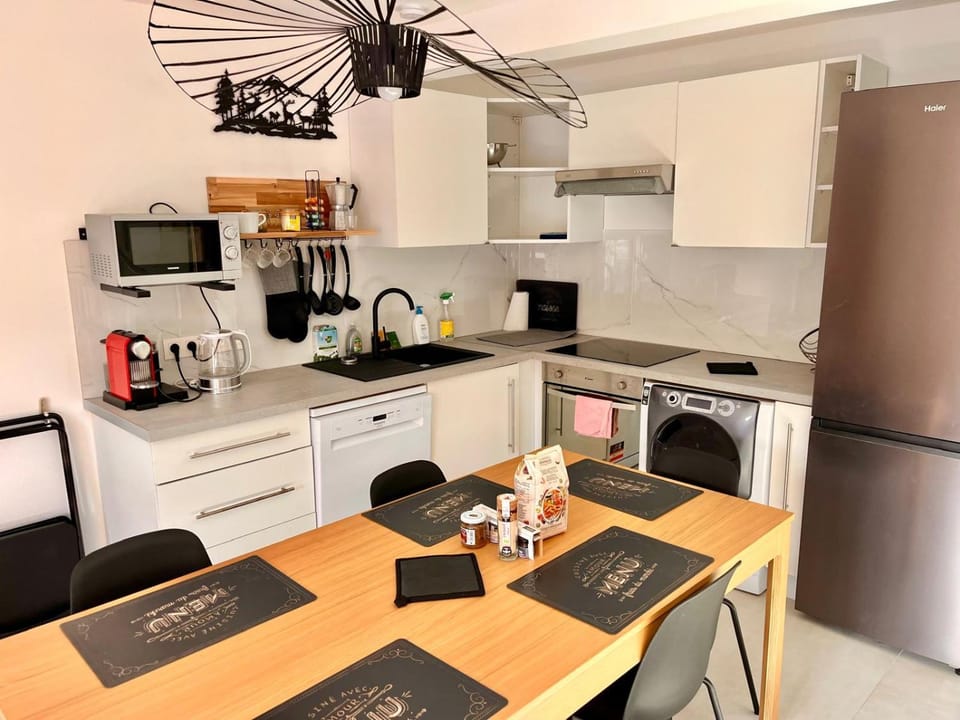 Coffee/tea facilities, Kitchen or kitchenette, Dining area, dishwasher, stove, toaster, washing machine