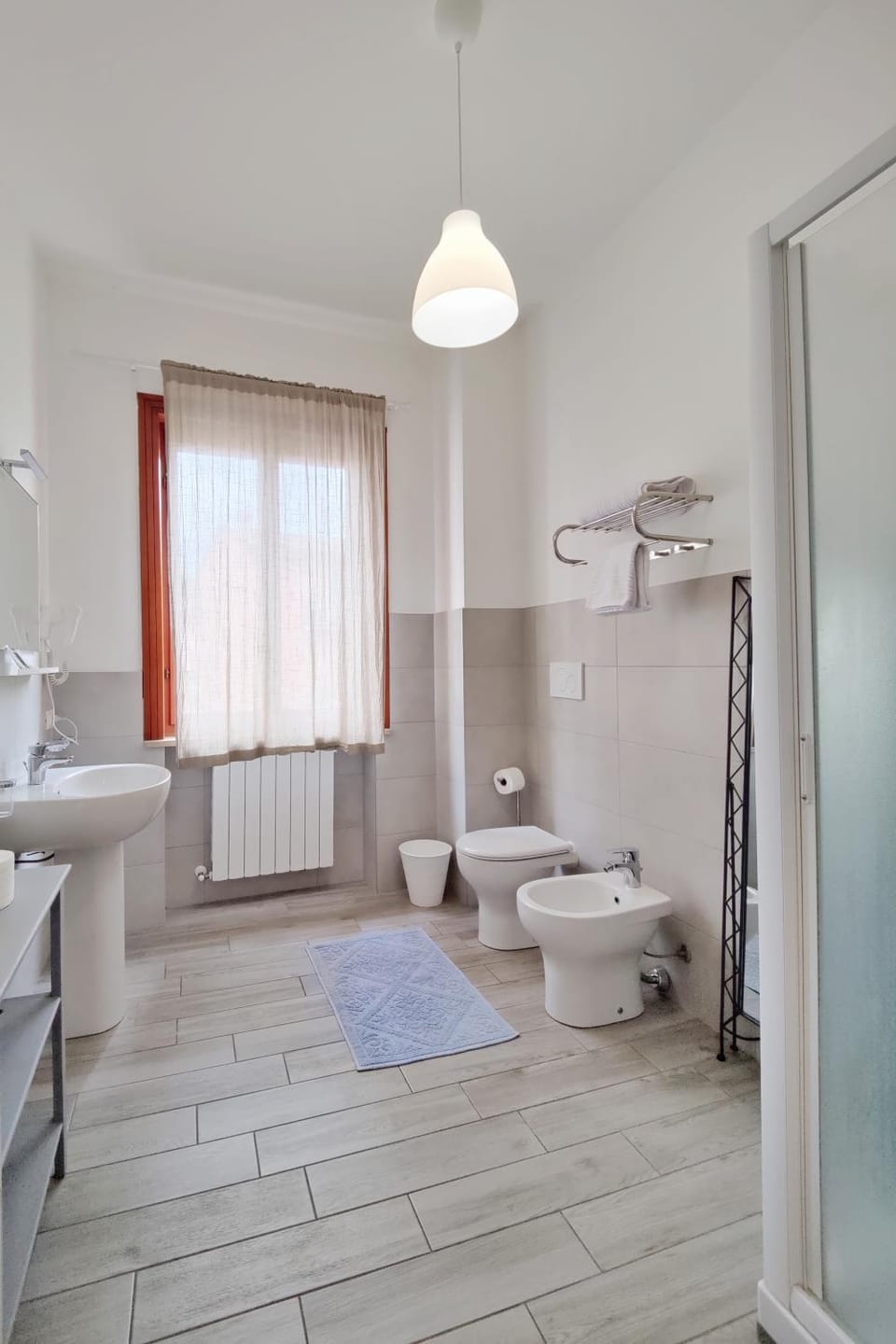 Shower, Toilet, Bathroom, bidet, towels